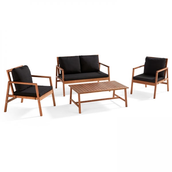 Garten-Lounge-Set aus Holz bestehend aus einem Zweisitzer-Sofa, zwei Sesseln und einem Tisch inklusive schwarzer Polster.