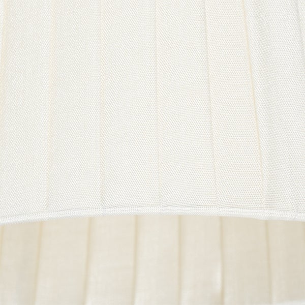 Nahaufnahme eines Lampenschirms aus Stoff mit Falten