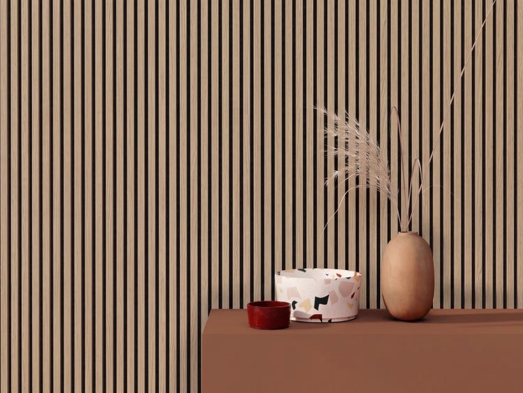 Wand mit Holzlamellenpaneelen in vertikaler Anordnung als Hintergrund für eine Konsole mit einer Vase und dekorativen Schalen.