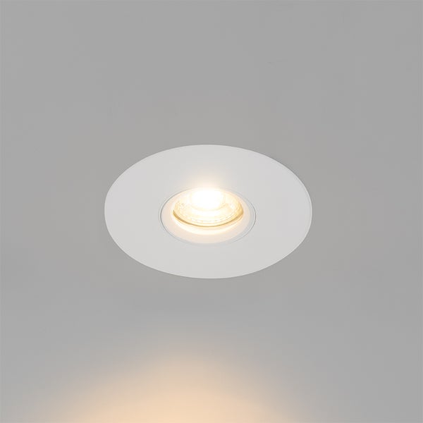 Runder LED Einbaustrahler in Weiß, eingeschaltet mit warmweißem Licht.