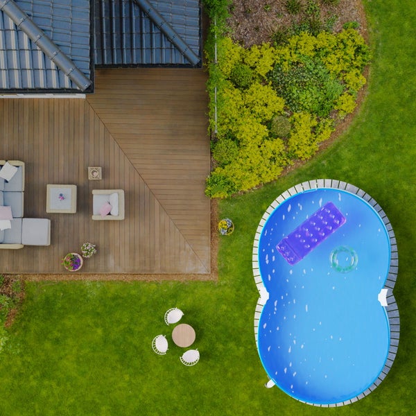 Draufsicht auf Garten mit Pool, Terrasse und Gartenmöbeln