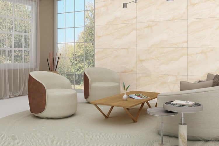 Wohnzimmer mit Sesseln, Couch, Couchtisch und Wandfliesen in Marmoroptik