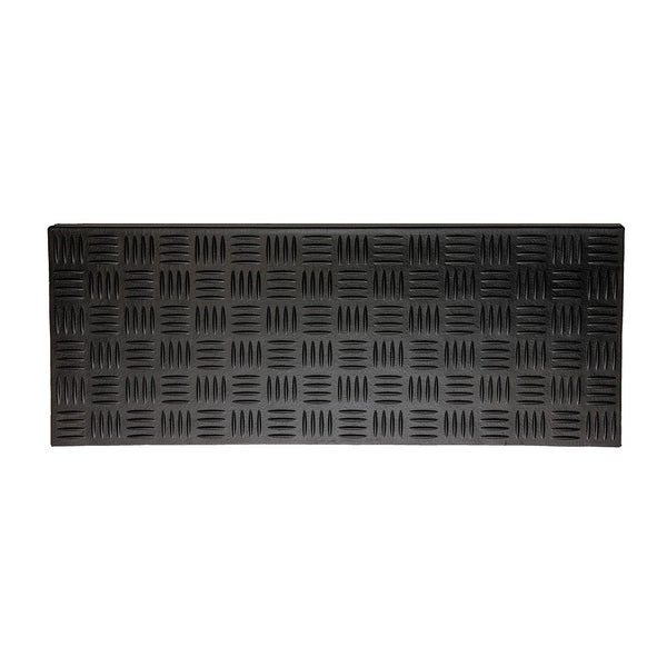 Schwarze Gummimatte mit Riffelblechmuster