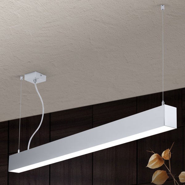 Moderne LED Pendelleuchte in länglicher Form mit Seilabhängung für eine gleichmäßige Raumbeleuchtung.
