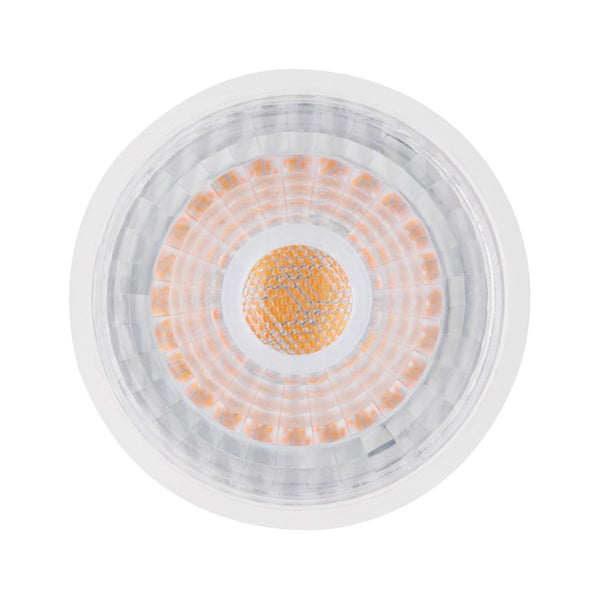 Wohnzimmer mit Couch, Couchtisch und gemusterter Tapete