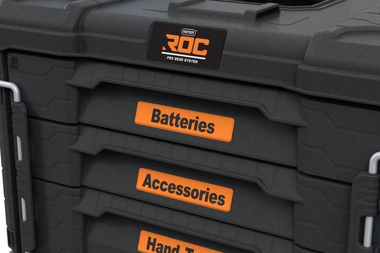 Keter ROC Pro Gear System Werkzeugschrank mit beschrifteten Schubladen für Batterien und Zubehör.