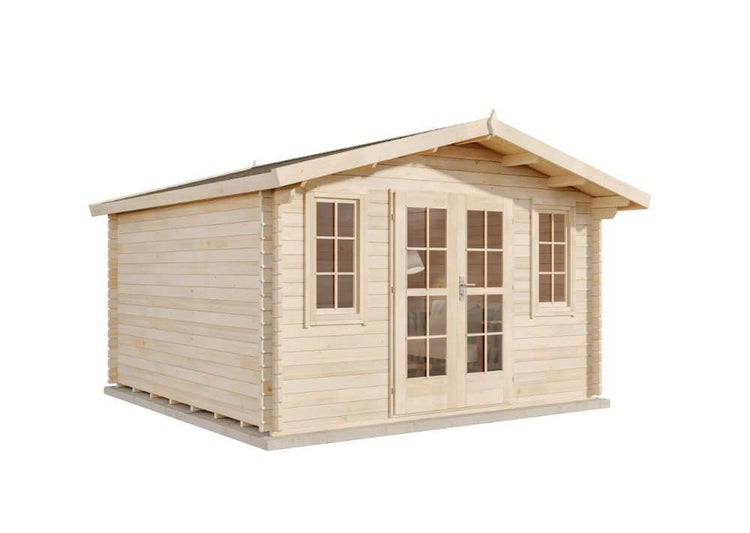 Innenansicht eines Holzhauses mit Möbeln wie Sofa, Sessel, Tisch und Regal