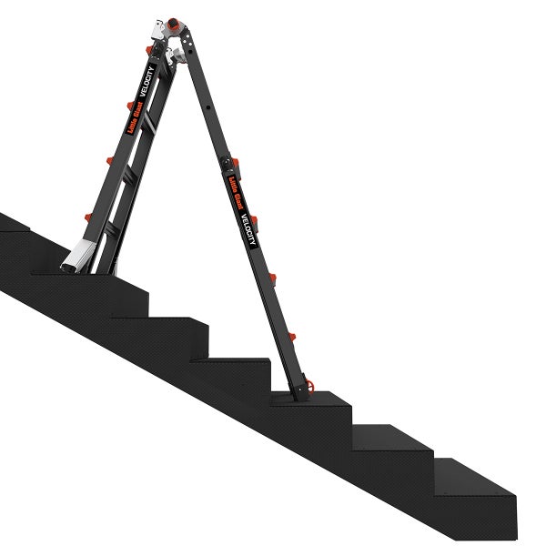 Little Giant Velocity Multifunktionsleiter auf einer Treppe positioniert für sicheres Arbeiten in der Höhe.