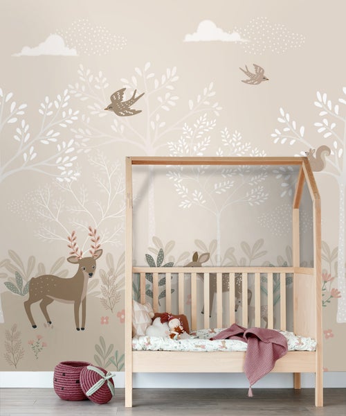 Kinderzimmer mit Waldtiermuster-Tapete, Kinderbett und Aufbewahrungskorb