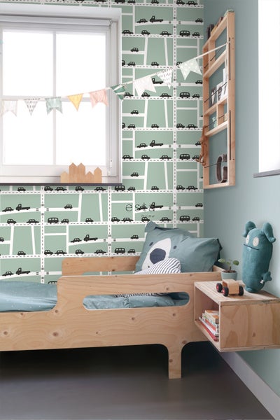 Kinderzimmer mit Bett, Wandregal und Tapete mit Automotiv