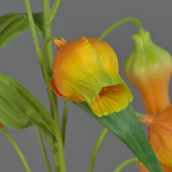 Künstliche Blume mit orangefarbenem Blütenkopf und grünen Blättern.