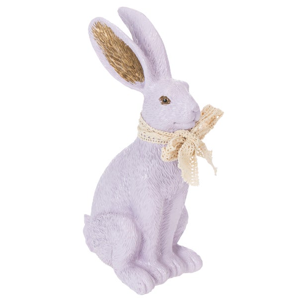 Dekofigur Hase in Lavendel mit goldenen Ohreninnenseiten und einer Spitzenmasche am Hals.