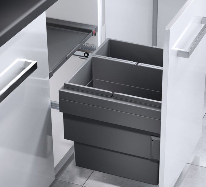 Einbau-Abfalltrennsystem für den Küchenunterschrank mit zwei herausziehbaren Kunststoff-Abfalleimern in einem modernen Schrankauszug.