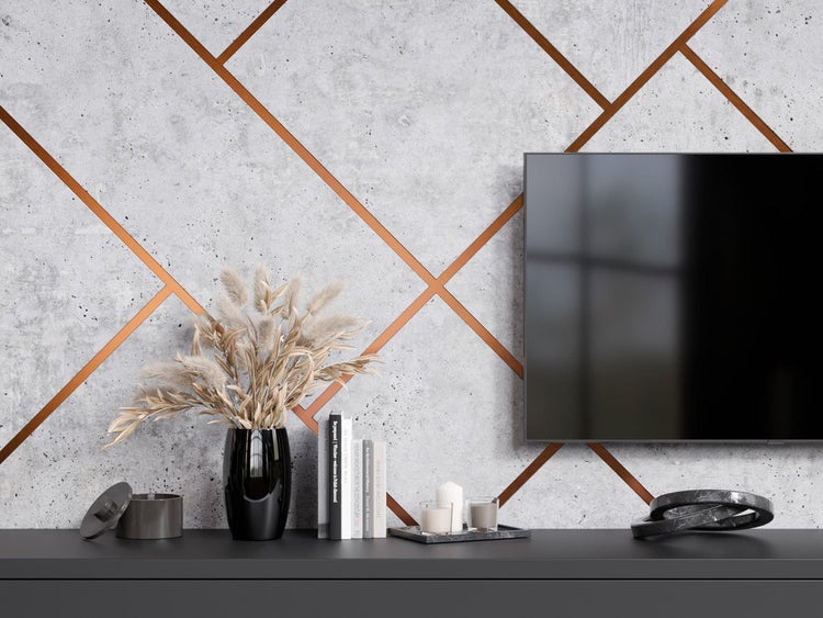 Dekoratives Wohnzimmer mit Betonwand, Zierleisten und TV-Gerät