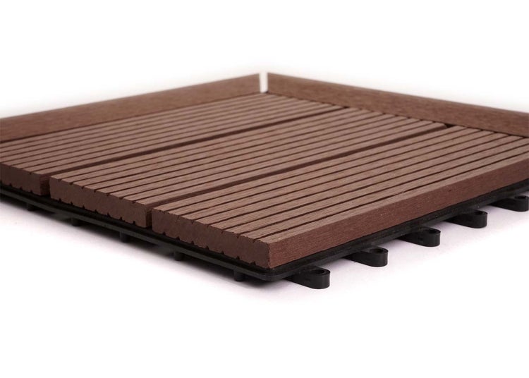 Braune Klickfliese aus Holz-Kunststoff-Verbundwerkstoff mit strukturierter Oberfläche, Abschlusskante und Klicksystem aus Kunststoff.