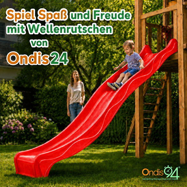 Kind rutscht auf einer roten Wellenrutsche von Ondis24, befestigt an einem hölzernen Spielturm in einem sonnigen Garten. Ondis24 Logo.