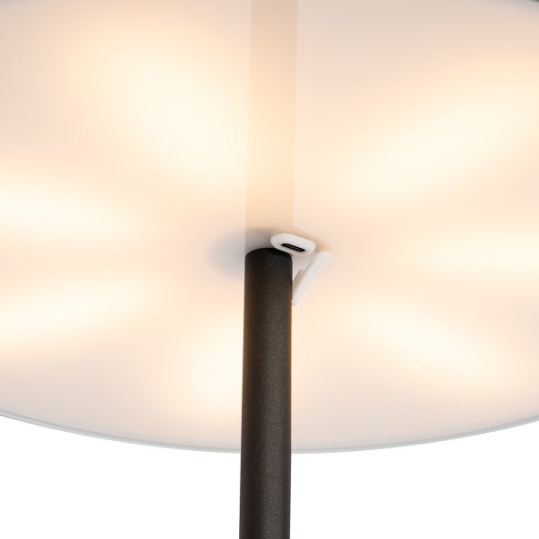 Detailansicht einer Lampe mit USB-C Ladeanschluss unter dem Lampenschirm.