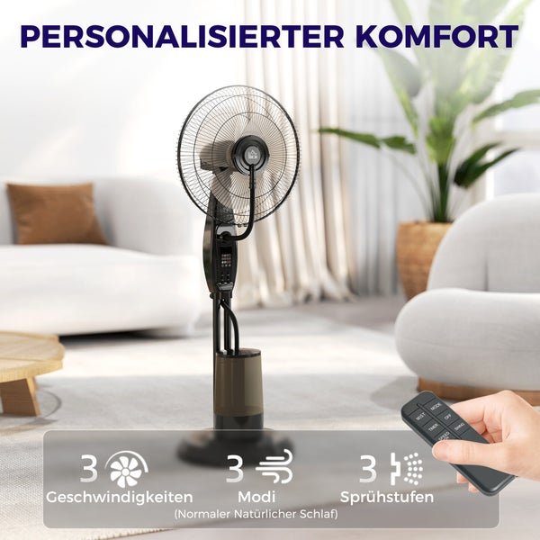 HOMCOM Standventilator mit Sprühnebelfunktion, Wassertank und Fernbedienung in hellem Wohnzimmer. Drei Geschwindigkeiten, Modi und Sprühstufen.