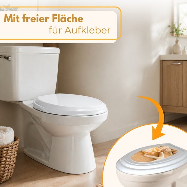 Weißes Stand-WC in hellem Badezimmer mit freier Fläche auf dem Toilettendeckel für Aufkleber.