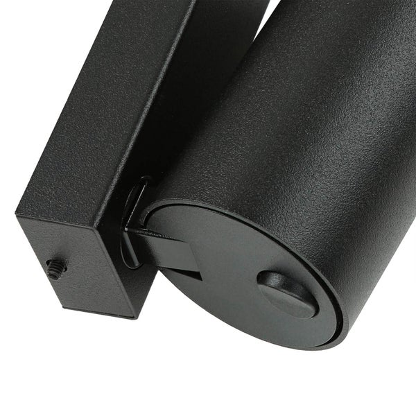 Detailaufnahme einer schwarzen Wandleuchte.