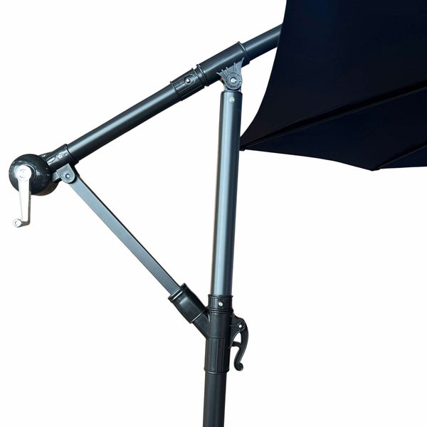 Detailansicht eines Sonnenschirms mit Kurbelmechanismus und Mast