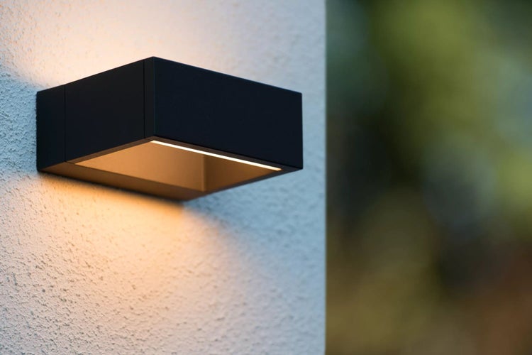 Schwarze Außenwandleuchte an einer Wand