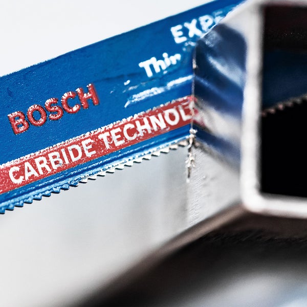 Bosch Säbelsägeblatt mit Carbide Technology schneidet ein Metallrohr.