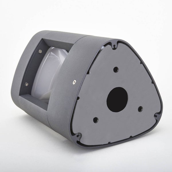 Dreieckige Außenwandleuchte mit mattgrauem Gehäuse, seitlicher Montageplatte und weißem Diffusor.