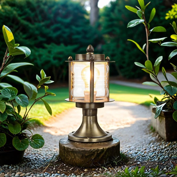 Gartenlandschaft mit einer dekorativen Aussenleuchte auf einem Steinsockel