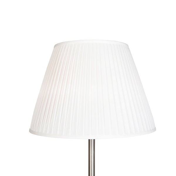 Weißer plissierter Lampenschirm auf einem Metallständer.