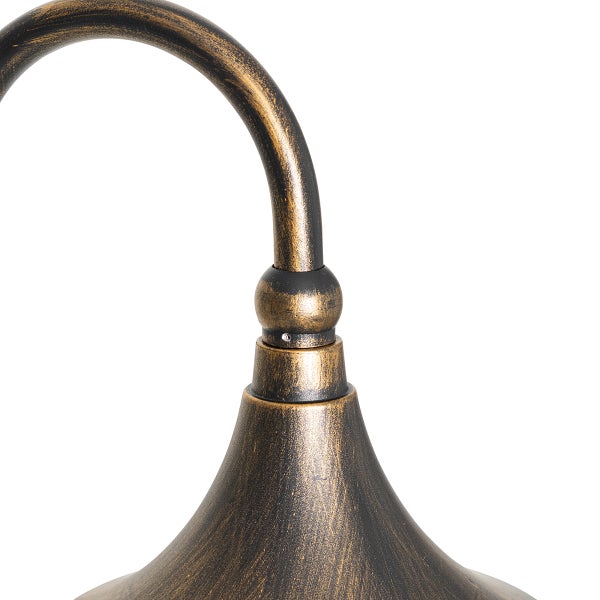 Detailansicht einer Außenleuchte aus Metall mit gebogenem Arm und Oberfläche in Bronze-Optik.