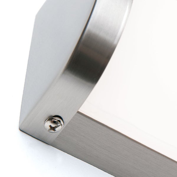 Detailansicht einer Wandleuchte aus Metall mit sichtbarer Kreuzschlitzschraube an der Seite
