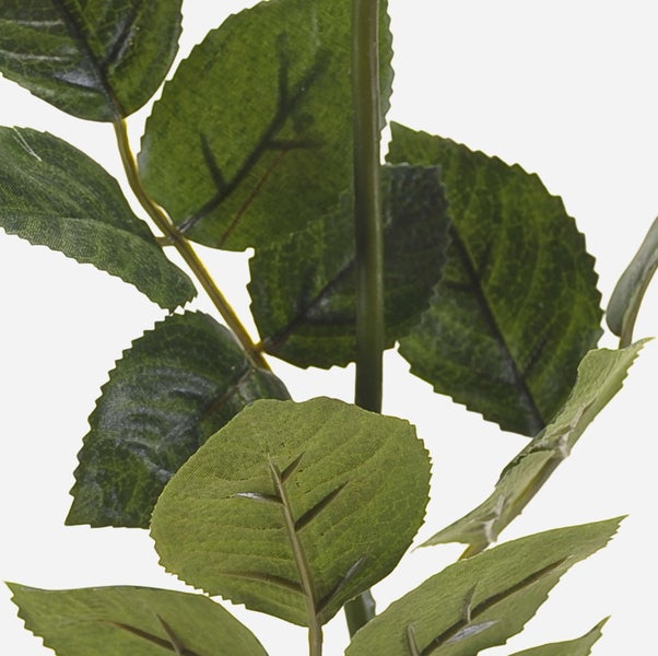 Künstliche Rose in Pfirsichfarben mit grünen Blättern und Stiel.