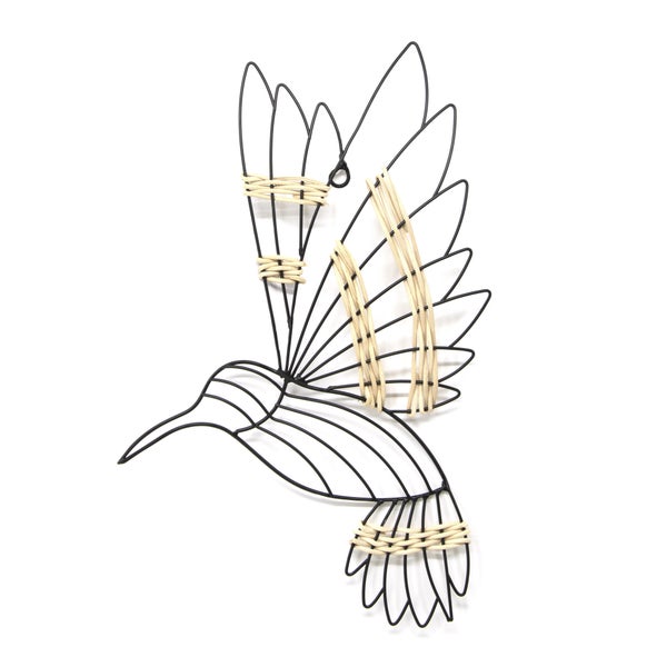 Wanddekoration in Form eines Kolibris aus schwarzem Metalldraht und hellem Rattan.