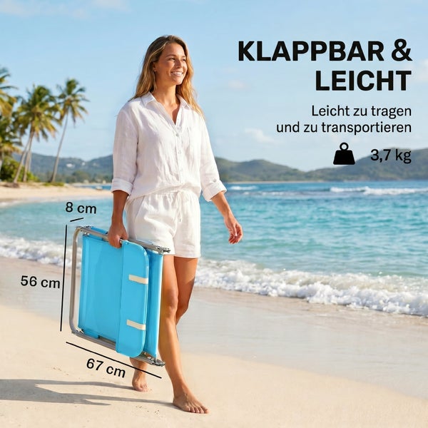 Eine Frau trägt eine zusammengeklappte Sonnenliege am Strand. Die Liege wiegt 3,7 Kilogramm und ist 56 mal 67 mal 8 Zentimeter groß.