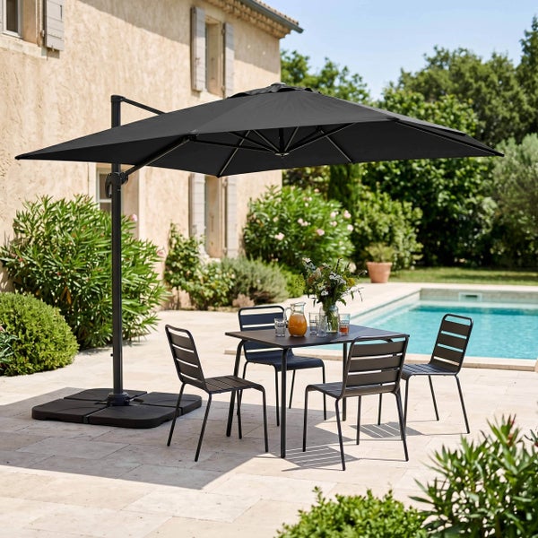 Großer schwarzer Ampelschirm über einer modernen Sitzgruppe mit quadratischem Tisch und vier Stühlen auf einer Terrasse neben einem Pool.