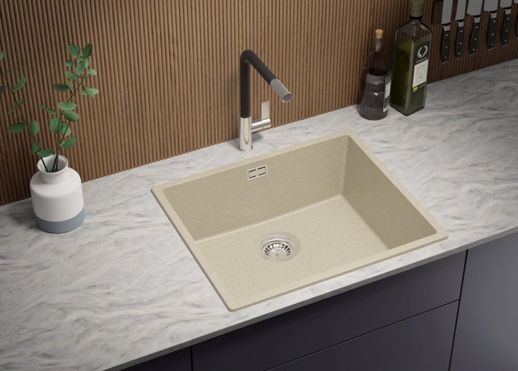 Spülbecken aus Granit mit Armatur auf einer Küchentheke