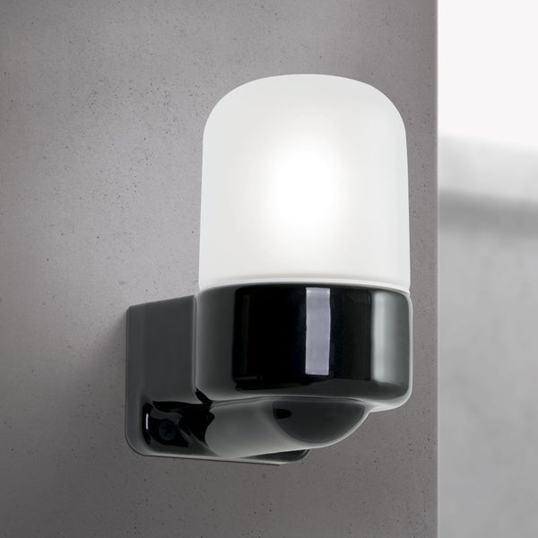 Moderne Außenwandleuchte mit Bewegungsmelder und satiniertem Glasdiffusor für eine gleichmäßige Lichtverteilung an Fassaden