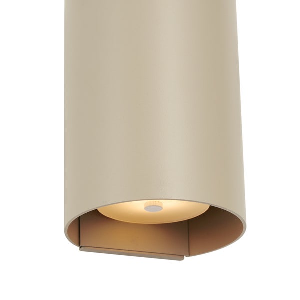Zylinderförmige Wandleuchte aus Metall mit integrierter LED Beleuchtung für eine moderne Wandbeleuchtung.