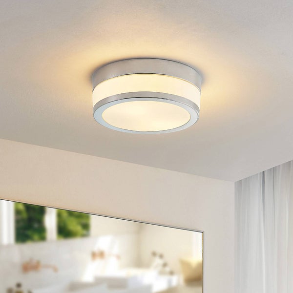 Runde Deckenleuchte aus Metall und Glas an einer Decke