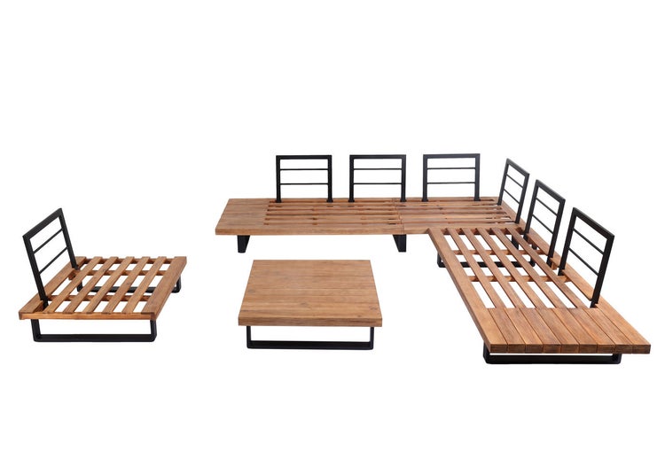 Lounge-Set aus Holzlatten mit schwarzem Metallgestell, bestehend aus Ecksofa, Sessel und Tisch.