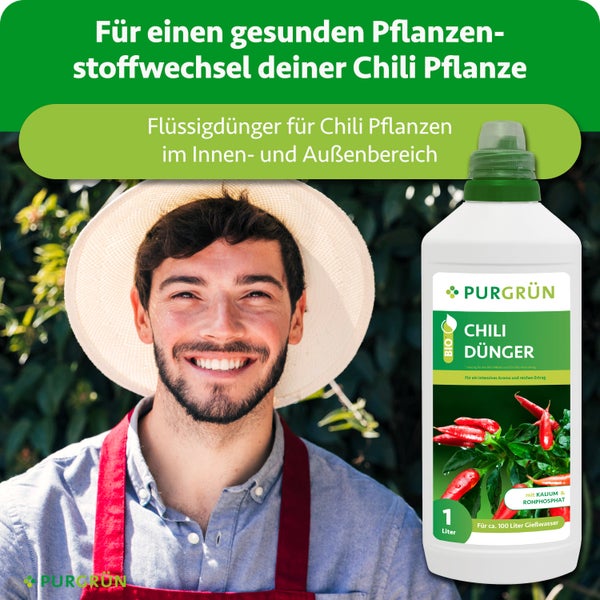 Lächelnder Gärtner mit Strohhut neben einer 1-Liter-Flasche flüssigem Purgrün Bio-Chilidünger für den Innen- und Außenbereich.