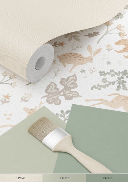 Tapetenrolle mit Tiermuster, Farbfelder und ein Pinsel