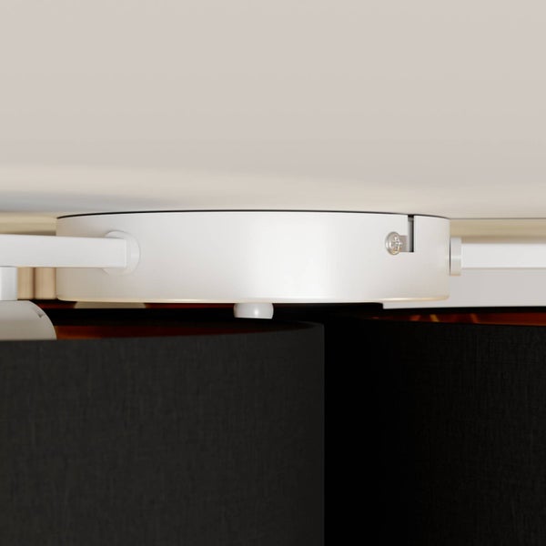 Deckenleuchte mit runder Halterung aus Metall und Lampenschirmen aus schwarzem Textil. Nahaufnahme der Deckenmontage.