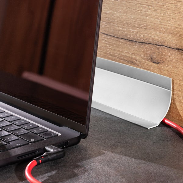 Winkelkabelkanal aus Metall zur verdeckten Kabelführung an Arbeitsplatten oder Wänden mit einem angeschlossenen Laptop.