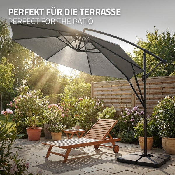 Freischwingender Ampelschirm für die Terrasse mit Holzliege im Garten.