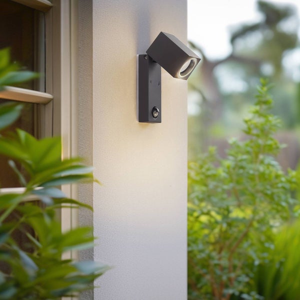 Lindby Wandleuchte außen Othil mit Bewegungsmelder (spritzwassergeschützt (Modern) in Alu aus Aluminium (1 flammig, GU10) - Wandlampe für Außenwand/Hauswand Haus Terrasse und Balkon