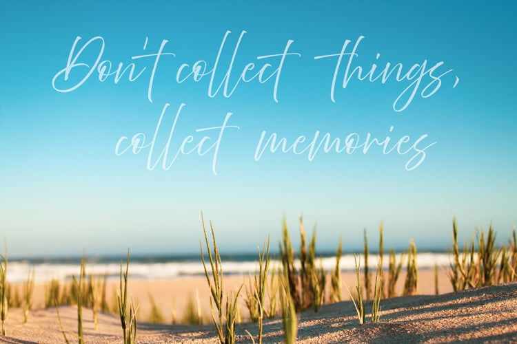 Strandlandschaft mit Gras und dem Zitat Sammle keine Dinge, sondern Erinnerungen.