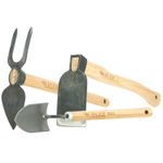 Drei verschiedene Gartenwerkzeuge mit Holzstielen, bestehend aus einer Gartenhacke, einer Handhacke und einer kleinen Pflanzschaufel.