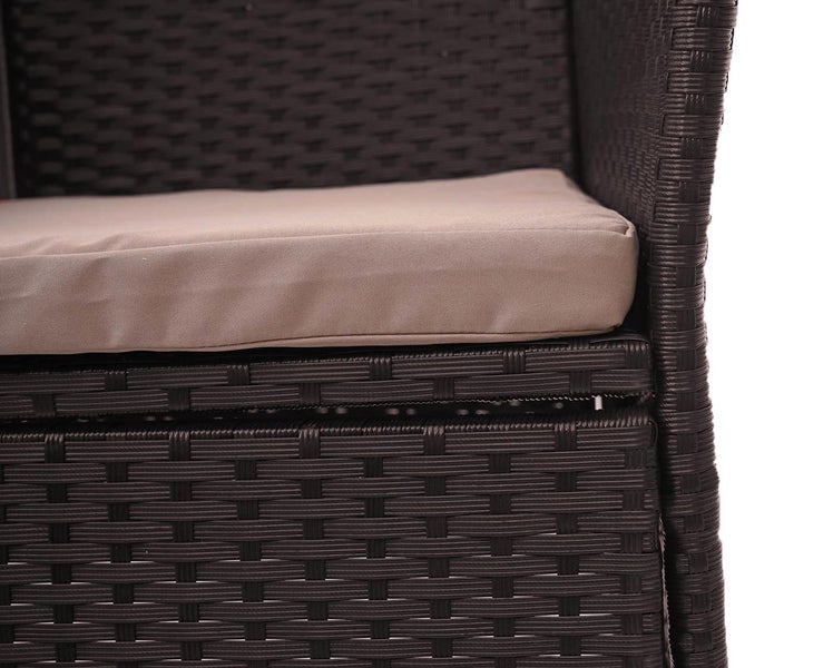 Nahaufnahme eines dunkelbraunen Gartenstuhls aus Polyrattan mit einem beigen Sitzkissen.